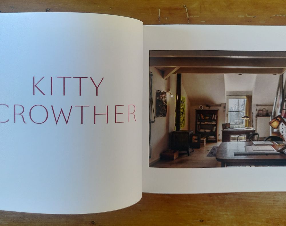 Double-page intérieure du livre Les Ateliers de Delphine Perret et Éric Garaud. Sur la page de gauche, le nom Kitty Crowther est écrit. Sur celle de droite une photo de l'atelier de Kitty Crowther.