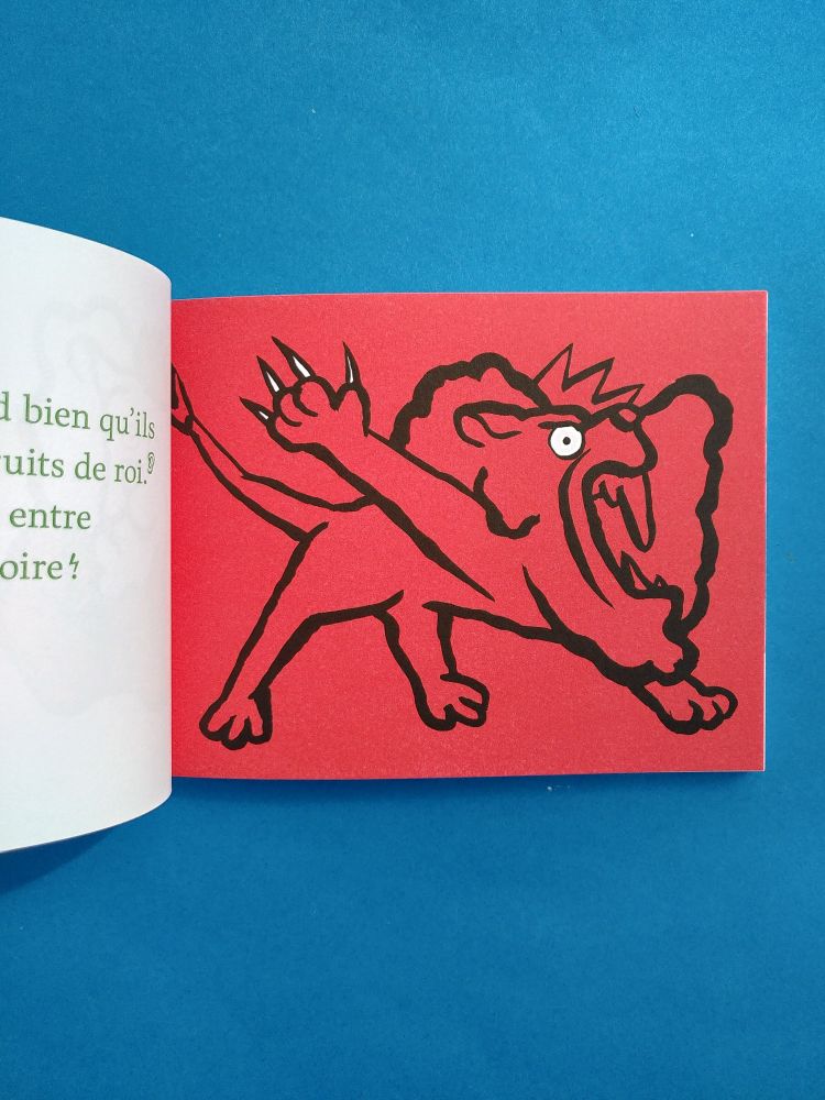 Page intérieure de L'HISTOIRE DES PETITS MUSICIENS avec le dessin d'un lion furieux sur fond rouge.