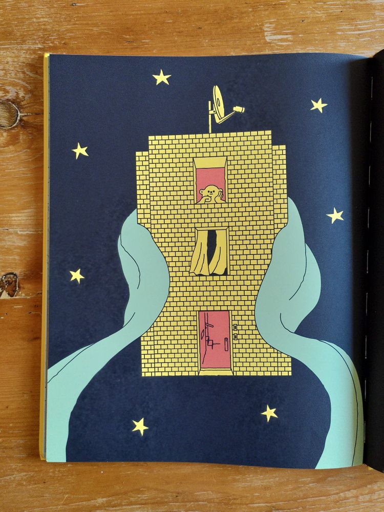 Page intérieure du livre Vivace, album jeunesse de Gabriel Sabourin. Sur fond noir avec des étoiles jaunes, nous voyons les feuilles d'une plante tenir un immeuble jaune de deux étages à une fenêtre quel se tient un personnage.