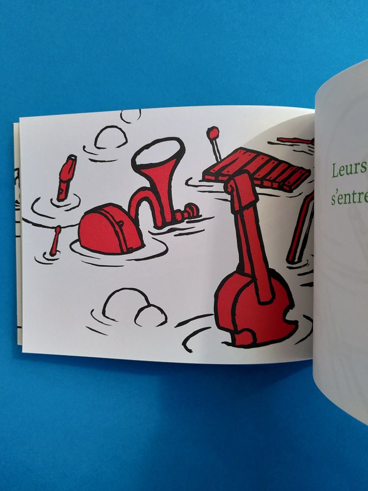 Page intérieure de L'HISTOIRE DES PETITS MUSICIENS avec des instruments rouges plongés dans une eau blanche.