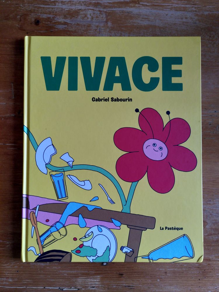 Couverture de Vivace, album jeunesse de Gabriel Sabourin. Sur un fond jaune on voit une fleur aux pétales rouges renverser la vaisselle d'une table à manger.