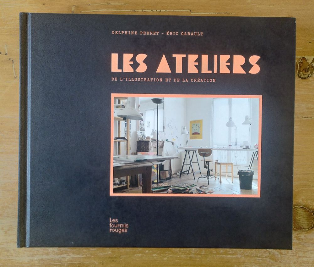 Couverture du livre Les Ateliers de Delphine Perret et Éric Garaud. On voit une photo d'atelier d'artiste sur fond noir.