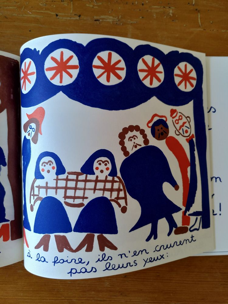 Page intérieure du livre La Fête des Chiens de Laura Simonati où l'on voit cinq personnages de face nous regarder l'air intrigué.