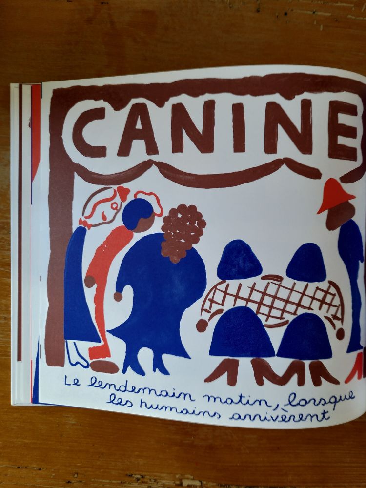 Page intérieure du livre La Fête des Chiens de Laura Simonati où l'on voit un groupe de personne de dos avec, écrit au dessus d'eux le mot Canine.