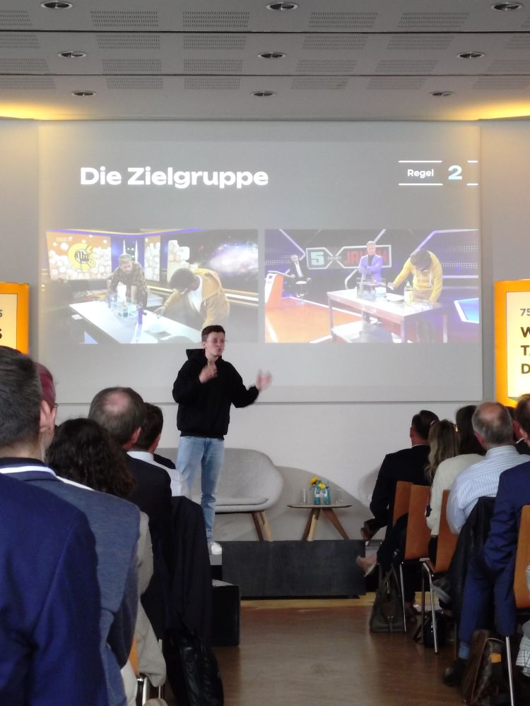 Jacob steht vor einer Präsentation zum Thema Zielgruppe in sci comm
