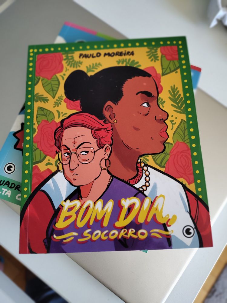 A imagem mostra a versão física da história em quadrinhos "Bom dia, Socorro", do autor Paulo Moreira.