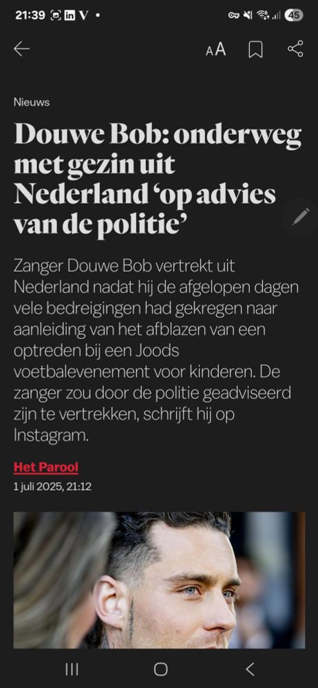 
Douwe Bob: onderweg met gezin uit Nederland 'op advies van de politie'.
Zanger Douwe Bob vertrekt uit Nederland nadat hij de afgelopen dagen vele bedreigingen had gekregen naar aanleiding van het afblazen van een optreden bij een Joods voetbalevenement voor kinderen. De
zanger zou door de politie geadviseerd zijn te vertrekken.