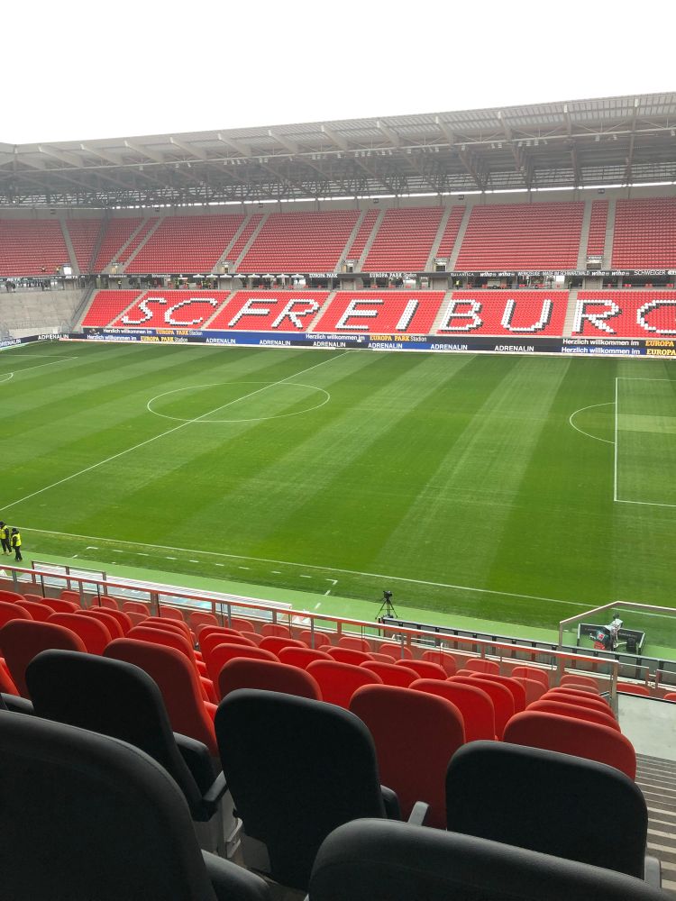 Man sieht die Osttribüne des Europapark Stadions mit dem Schriftzug SC Freiburg 