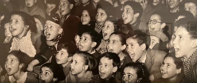 Blije, verbaasde groep kinderen