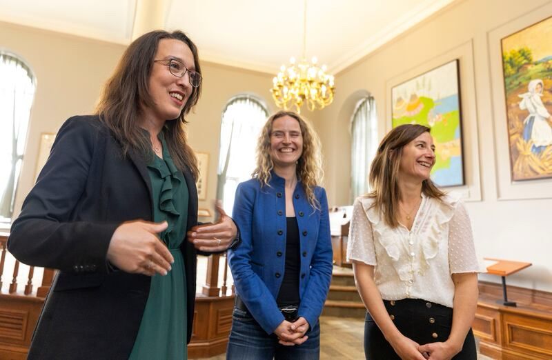 Geneviève La Roche (centre) et Joanie Bellerose (droite) avec la mairesse Évelyne Beaudin. Les deux élues claquent la porte de son parti.
