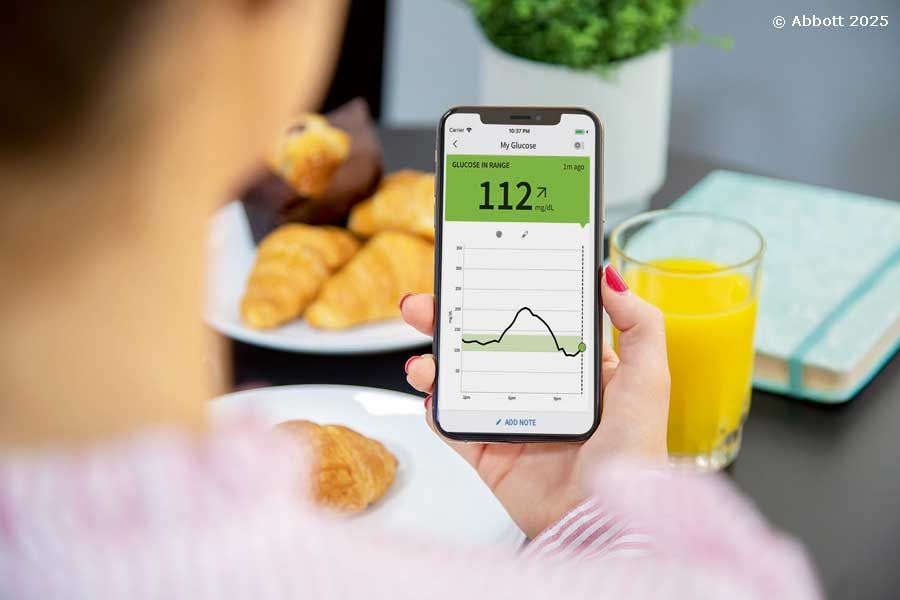 Glukosekurve vom FreeStyle Libre, Glas Orangensaft und Croissants.