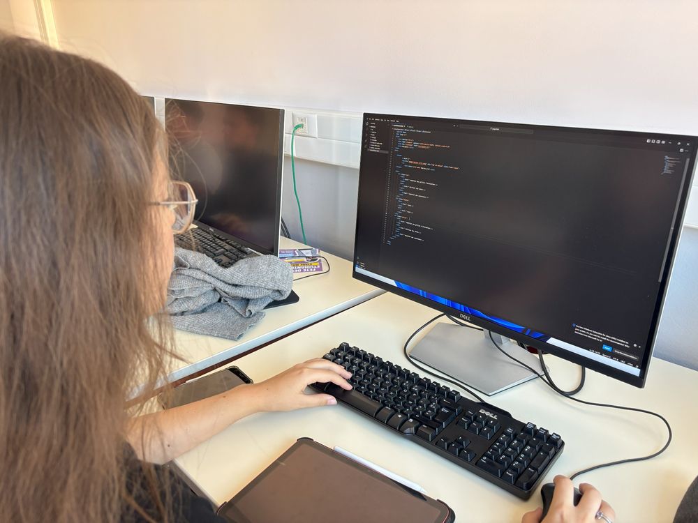 Une étudiante du BUT Informatique Graphique code la partie « front » de l'outil de gestion des notes.