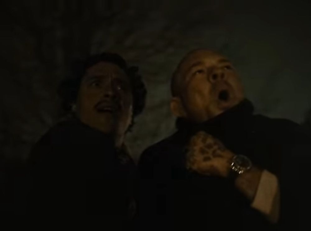 Dos miembros de Hollywood Undead, Funny Man y Johnny 3 Tears, en el videoclip de la canción “Lion Eyes” en la que cantan los otros tres miembros de la banda viendo como Danny (cantante de la banda) le prende fuego a una casa y poniendo cara de sorpresa 