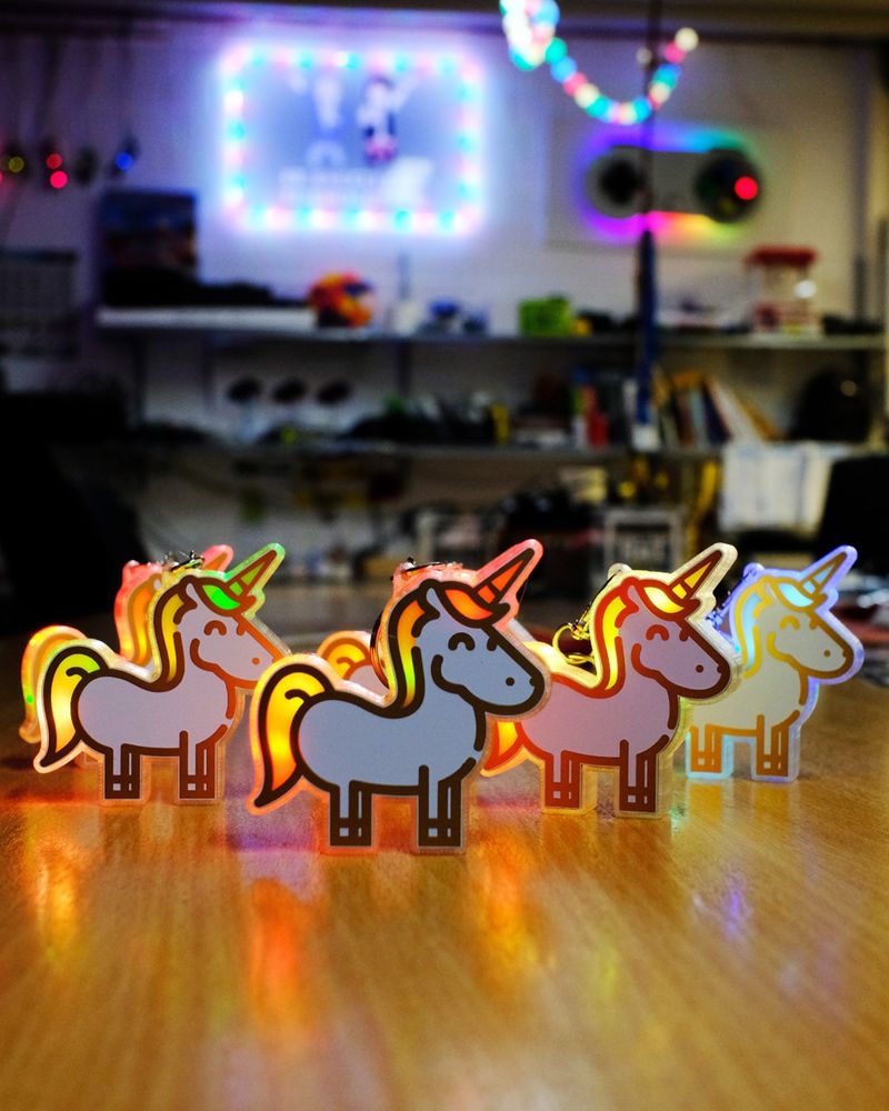 Auf dem Tisch im Hacklabor stehen fertig gelötete Einhornbausätze von blinkyparts.