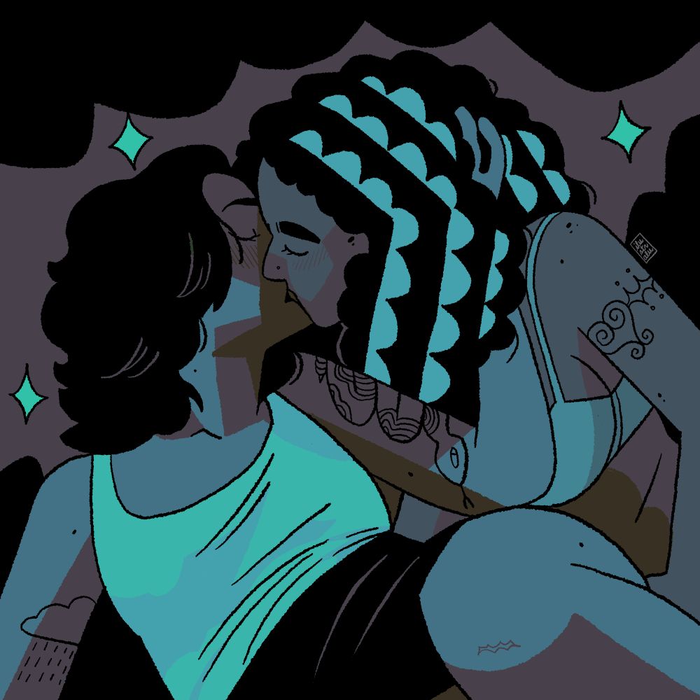 Ilustração de duas mulheres se beijando, uma delas de cabelo curto camiseta branca e short, num dos braços uma tatuagem de chuva, no outro uma cobra, segurando o cabelo cacheado e cheio da outra, que está de sutiã e tem um sankofa tatuado no braço.