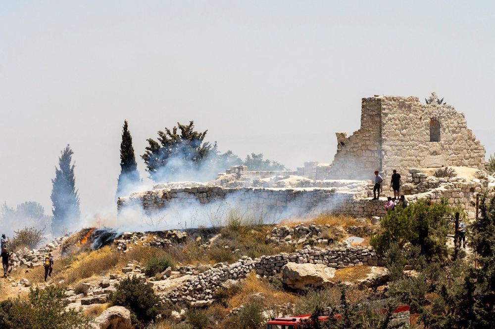 photo des ruines de l'église Saint Georges el-Khader à Taybeh incendié avec des villageois qui sont intervenus rapidement pour empêcher le feu de se propager.