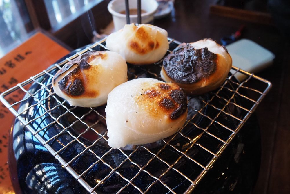 火鉢の上の金網に乗ったお餅が4つ