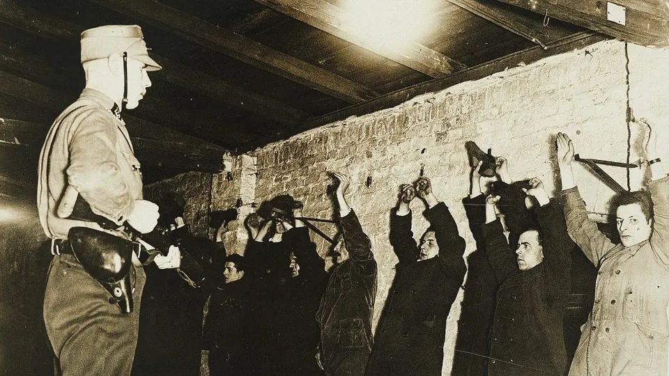 1933 Germany, Nazis arrest members of the opposition