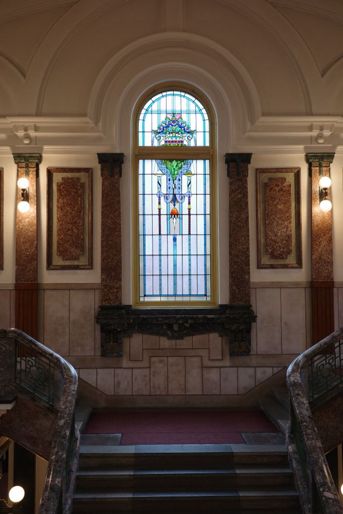 名古屋市政資料館の階段とステンドグラス