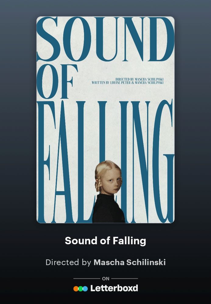 Ein Film-Cover für "Sound of Falling". Der Titel des Films ist in großen, blauen Großbuchstaben zu sehen. In der Mitte steht ein junges Mädchen mit blonden Zöpfen, das zur Seite blickt. Unter dem Titel steht "Directed by Mascha Schilinski".