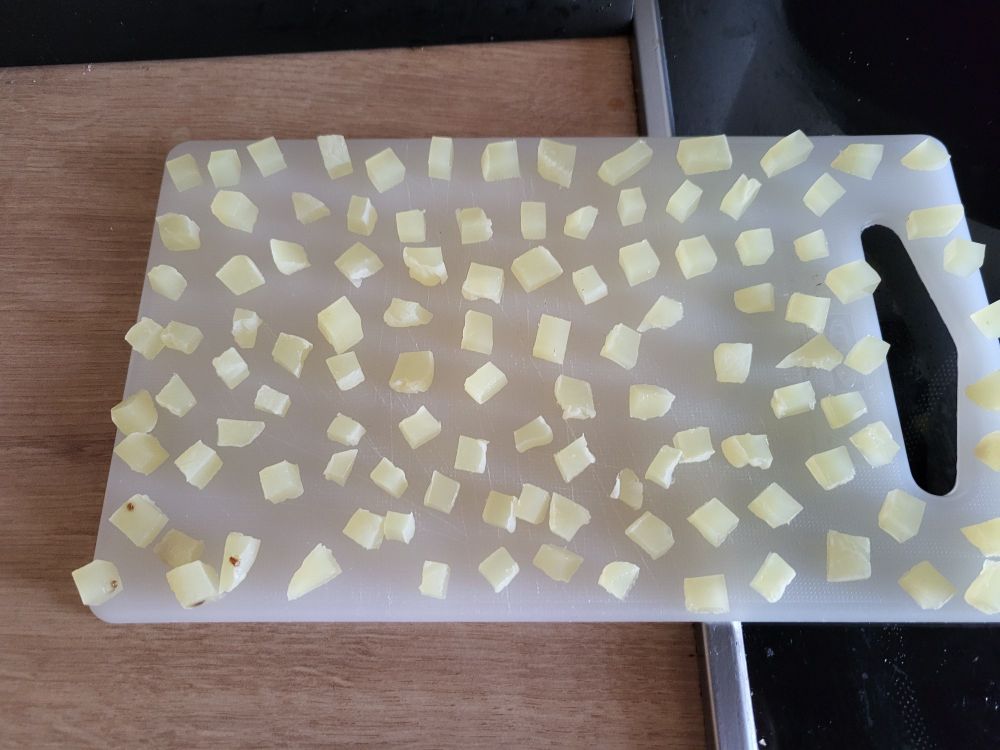 Harzerkäse Stücke. Sehr klein geschnitten auf einem Brettchen