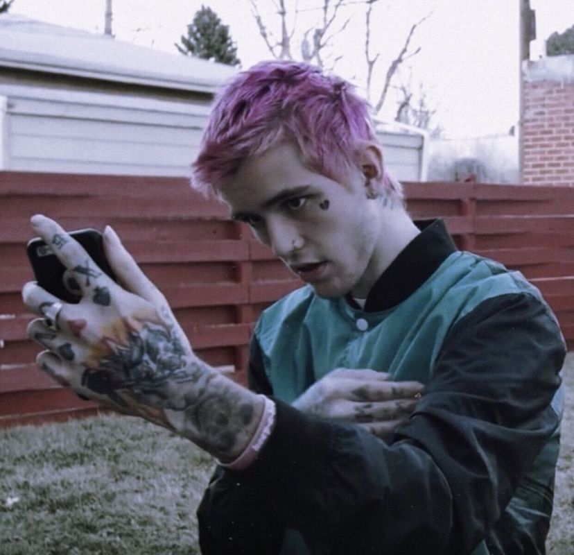 lil peep taking selfie