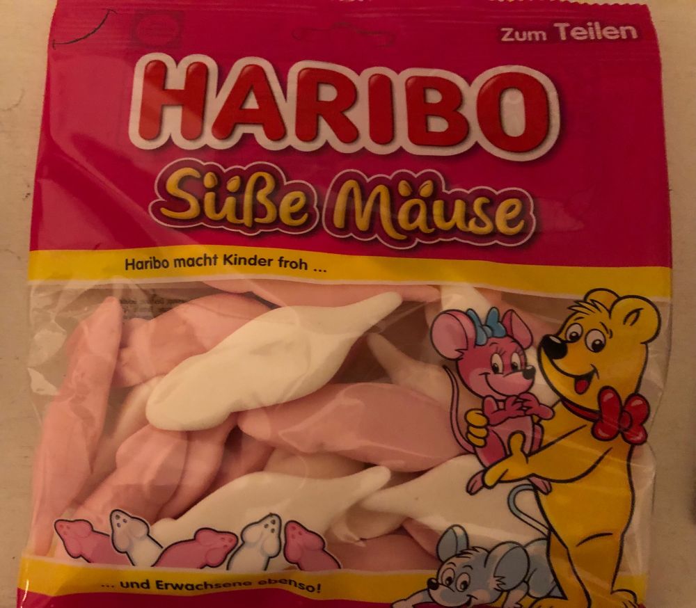 Haribo-Tüte mit weißen und rosa Schaumgummi-Mäusen