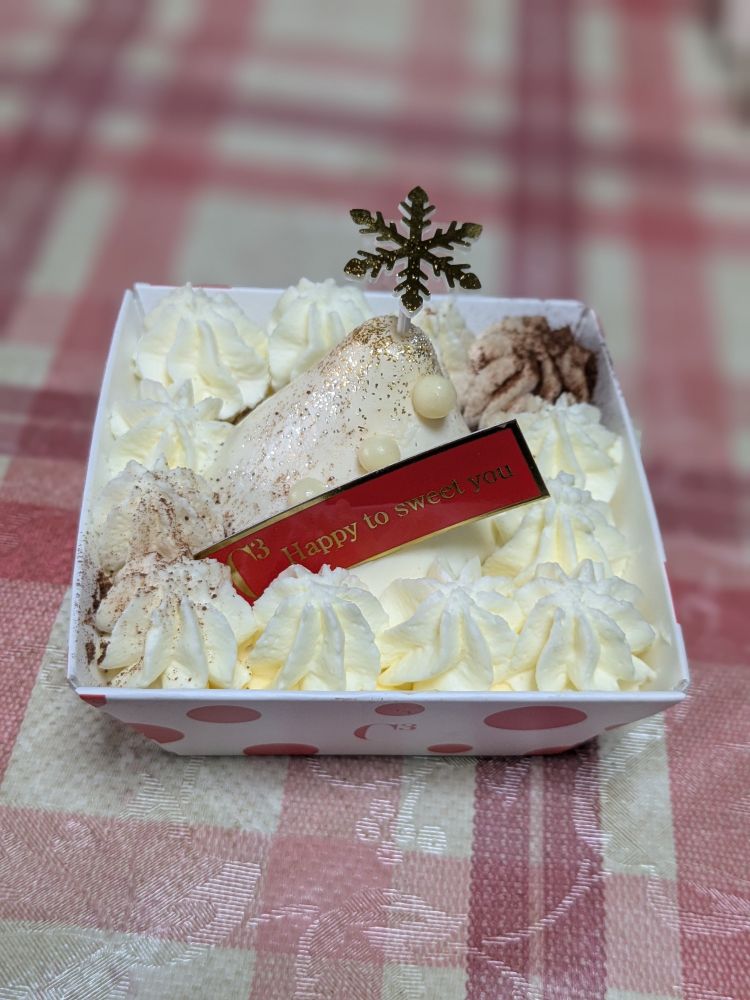 クリスマス仕様の白いクリームがのったティラミス。