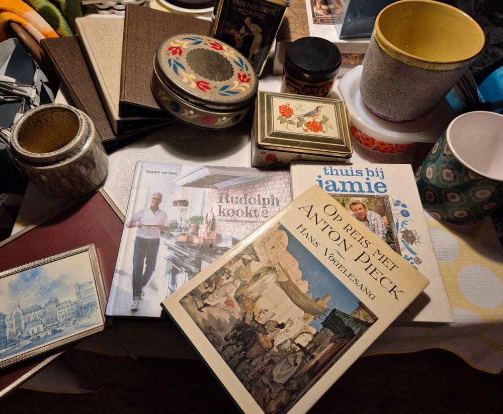 Drie multomappen, twee kookboeken, een boek van Anton Pieck, drie bloempotten, drie blikjes, een potje, een schaal met deksel en twee fotolijstjes 