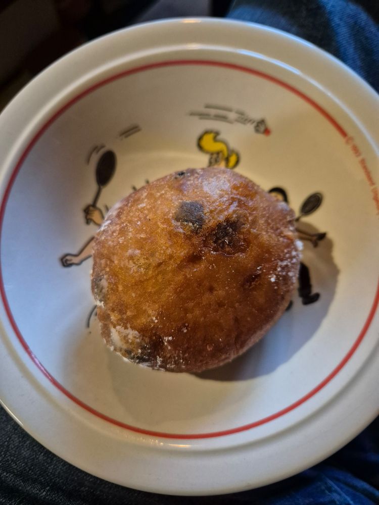Een schaaltje met een oliebol erin