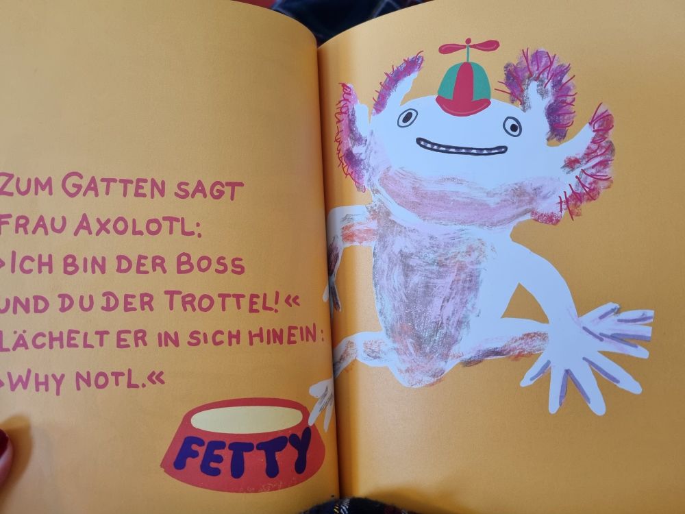 Bild von Axolotl mit alberner Kappe.
Gedicht:
ZUM GATTEN SAGT
FRAU AXOLOTL:
"IcH BIN Der Boss
UND DU DER TROTTEL!"
LÄCHELT ER IN SICH HINEIN:
"WHY NOTL."

