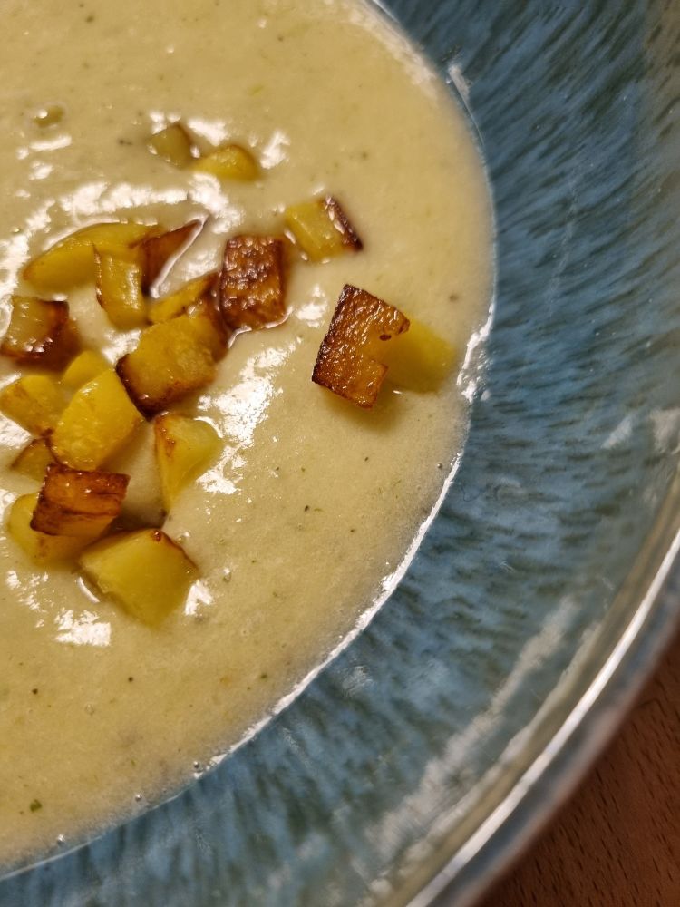 Geröstete Erdäpfelwürfel auf Suppe.