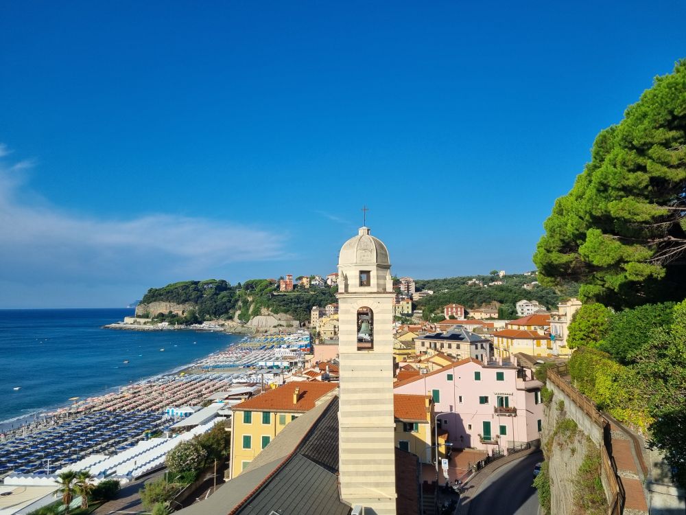 Ausblick auf italienische Stadt und Meer