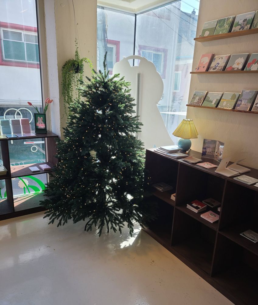 크리스마스 트리가 실내 모서리에 세워져 있다.