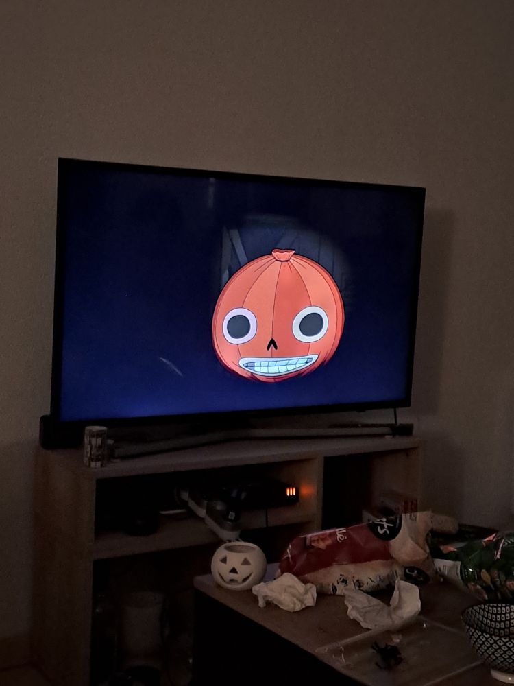 Télé avec la citrouille qui a un visage dans Over the garden wall.