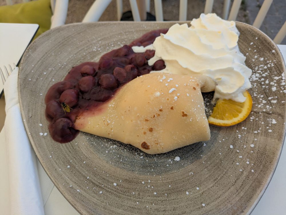 Palatschinken mit Kirschen und Sahne 