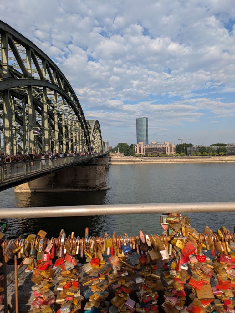 Im Vordergrund Liebesschlösser am Geländer.Links die Hohenzollern Brücke.