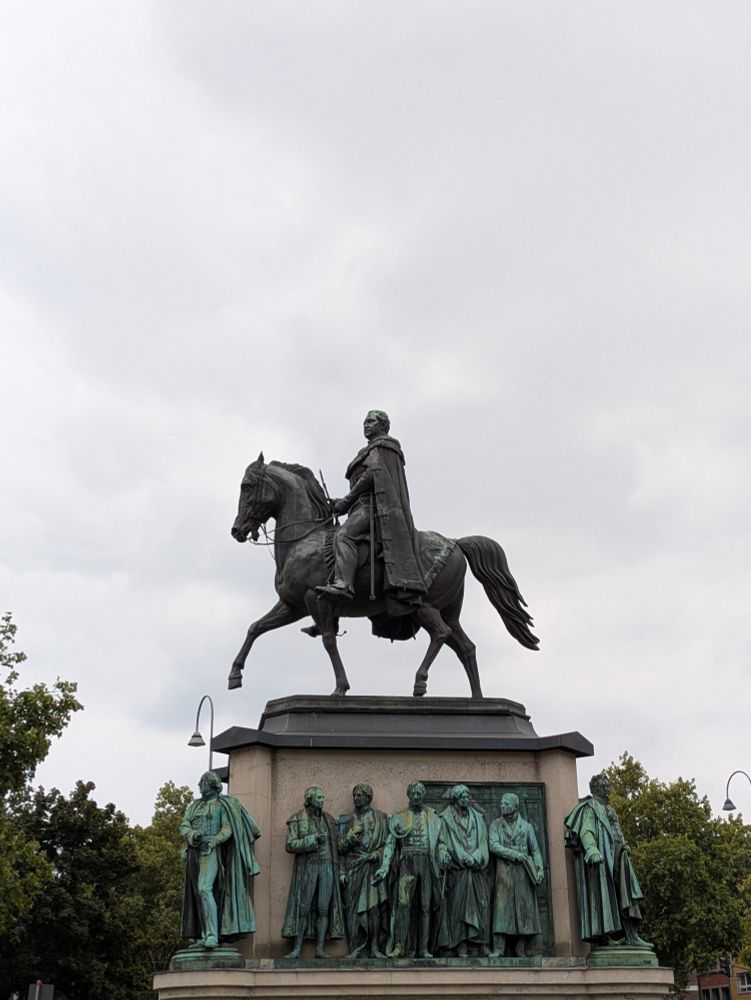 Reiterdenkmal auf dem Heumarkt in Köln.Der Himmel ist grau.