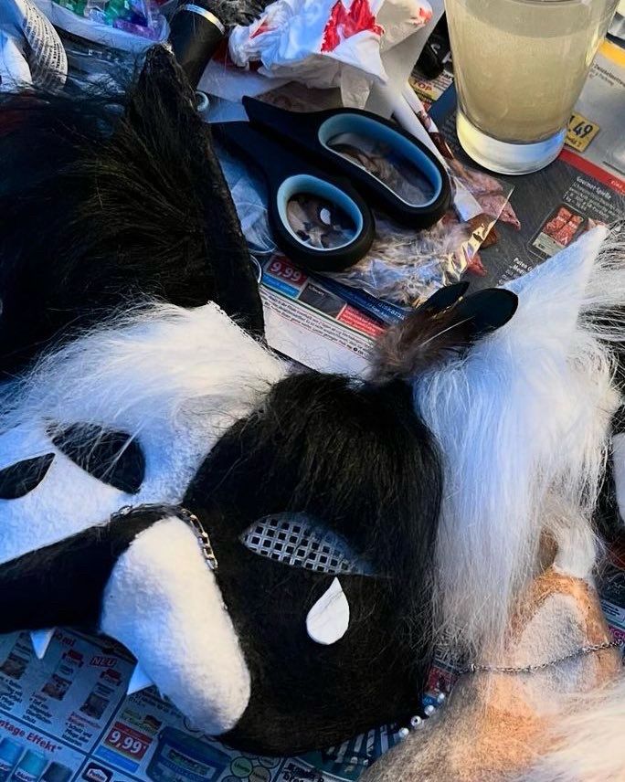 zu sehen ist eine schwarz-weiße therian maske, die auf einem basteltisch liegt