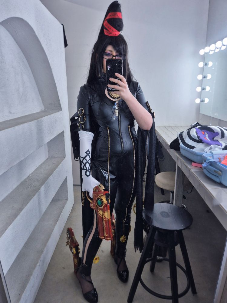 Alex dressed as Bayonetta in a white dressing room