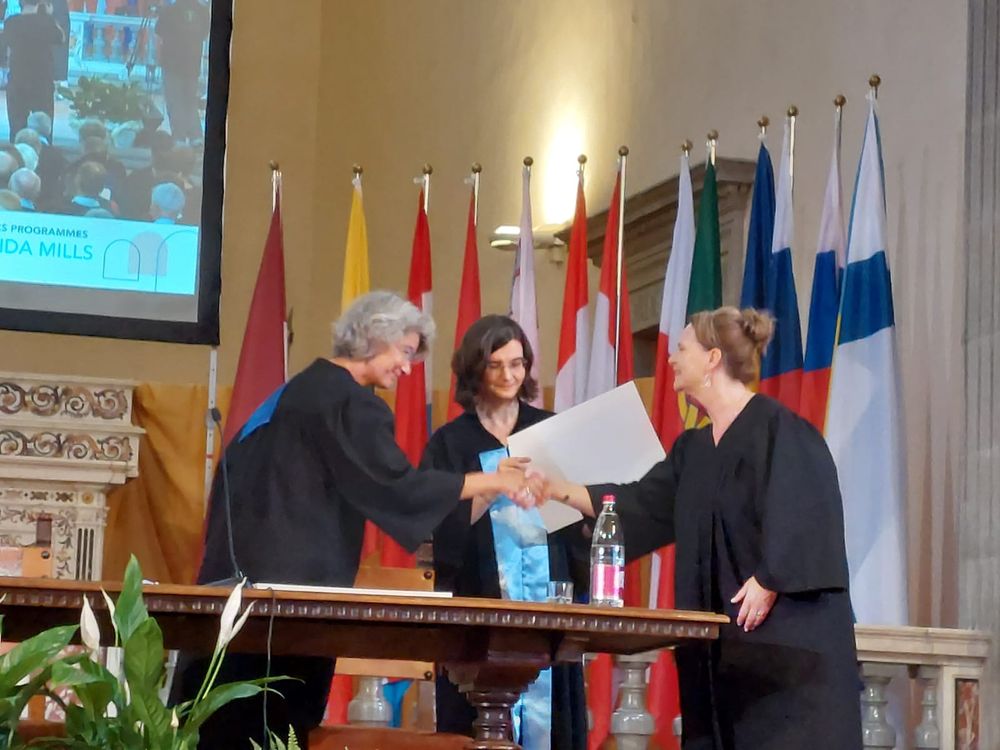Melinda Mills shaking the hand of EUI President Patricia Nanz receiving honorary doctorate