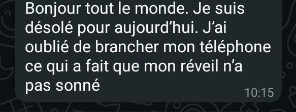 Message "Bonjour tout le monde. Je suis désolé pour aujourd'hui. J'ai oublié de brancher mon téléphone ce qui a fait que mon réveil n'a pas sonné"