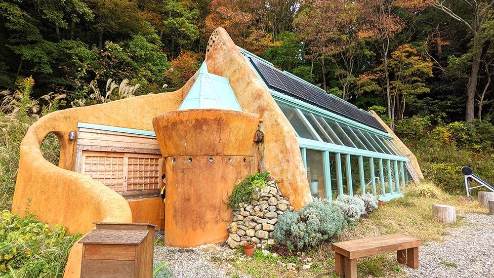 Maison semi-enterrée de style Earthship