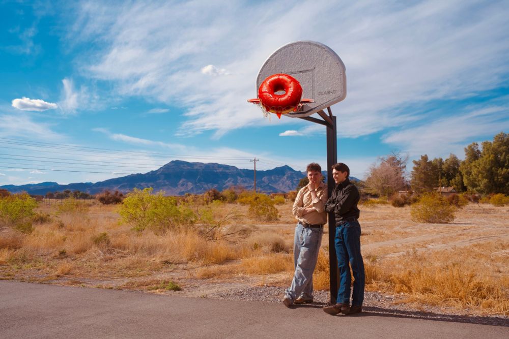Un donut au ketchup sur un panier de basket dans le désert du Nevada.