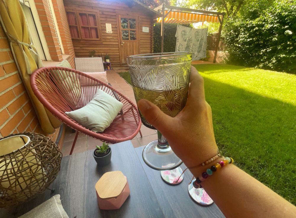 En mi jardín, levantando una copa de vino para brindar por Cauche