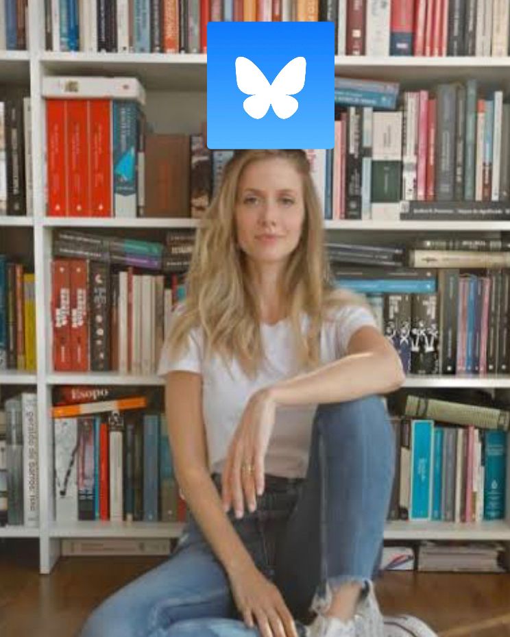 Imagem de Gabriela Prioli com um livro na cabeça, mas ao invés do livro é o logo do Bluesky 