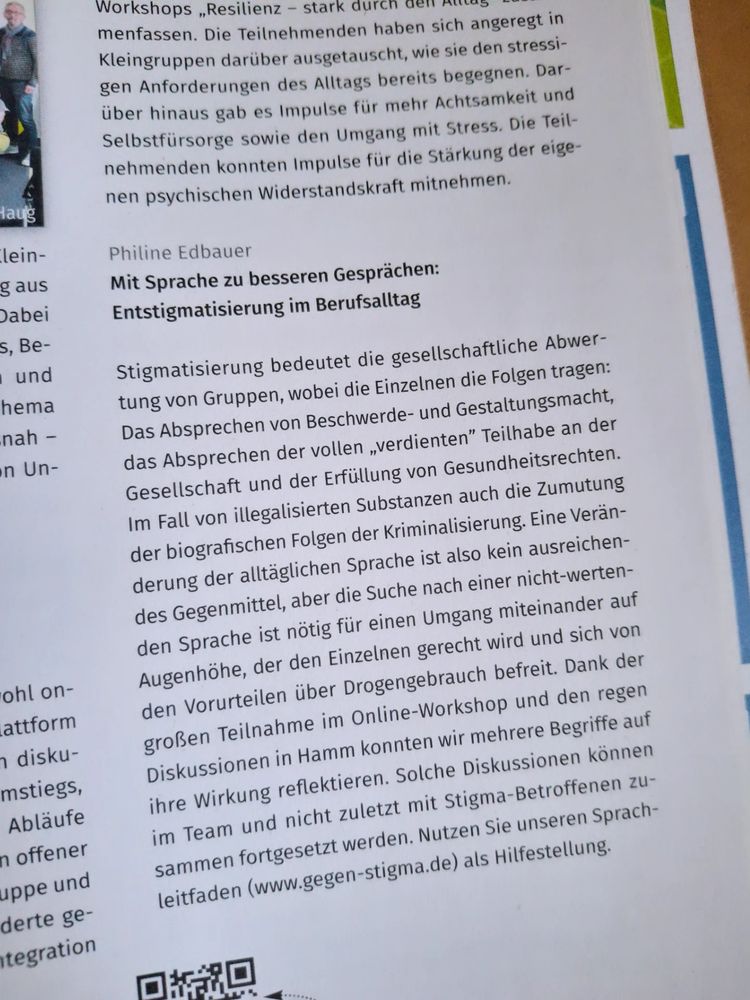 Stigmatisierung bedeutet die gesellschaftliche Abwertung von Gruppen, wobei die Einzelnen die Folgen tragen: Das Absprechen von Beschwerde- und Gestaltungsmacht, das Absprechen der vollen "verdienten" Teilhabe an der Gesellschaft und der Erfüllung von Gesundheitsrechten. Im Fall von illegalisierten Substanzen auch die Zumutung der biographischen Folgen der Kriminalisierung. Eine Veränderung der alltäglichen Sprache ist also kein ausreichendes Gegenmittel, aber die Suche nach einer nicht-wertenden Sprache ist nötig für einen Umgang miteinander auf Augenhöhe, der den Einzelnen gerecht wird und sich von den Vorurteilen über Drogengebrauch befreit. Dank der großen Teilnahme im Online-Workshop und den regen Diskussionen in Hamm konnten wir mehrere Begriffe auf ihre Wirkung reflektieren. Solche Diskussionen können im Team und nicht zuletzt mit Stigma-Betroffenen zusammen fortgesetzt werden. Nutzen Sie unseren Sprachleitfaden (www.gegen-stigma.de) als Hilfestellung.