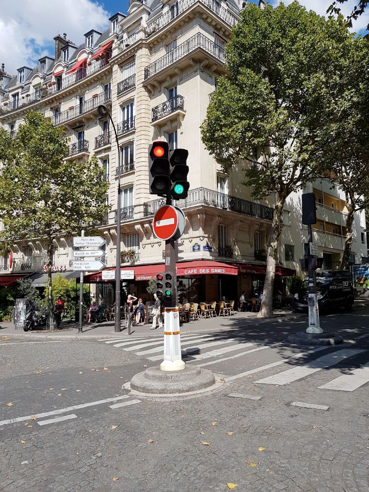 Colonel-Fabien (situation révolue). Deux feux côte à côte et orientés dans la même direction, l’un rouge, l’autre vert. Ils s’adressent en fait à deux couloirs différents.