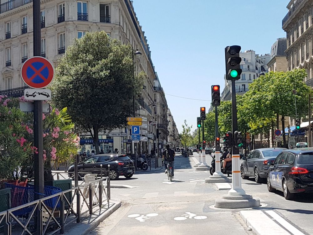 Arts et Métiers (Turbigo). Quatre feux alignés, les deux du centre sont rouges, les deux d’extrémité, verts. Ceux du centre s’adressent en fait à un couloir de tourne-à-gauche.