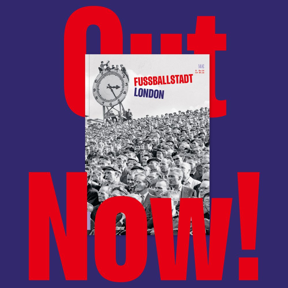 Die kachel zeigt das Cover der ballesterer bibliothek 4 zur Fußballstadtlondon, schwarz-weiß-Foto das Zuschauer*innen auf der Stehplätztrüben Clock End vom Arsenal FC zeigt. Dazu in Rot die Aufschrift Out Now!